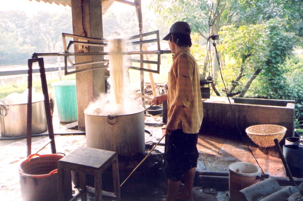 Nhuộm vải tại làng Nha Xá